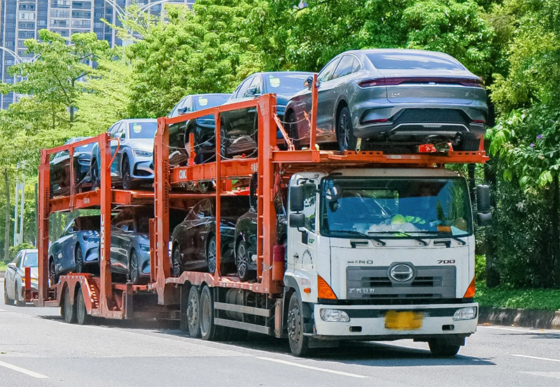  搬家、出差、異地工作，車輛運輸成為一項重要的環節。如果您需要從四川將愛車運往廣州，選擇專業的轎車運輸公司至關重要。本文將詳細介紹四川到廣州轎車運輸的相關信息，幫助您了解運輸流程、注意事項以及如何選擇合適的托運公司，讓您的愛車安全、便捷地抵達目的地。